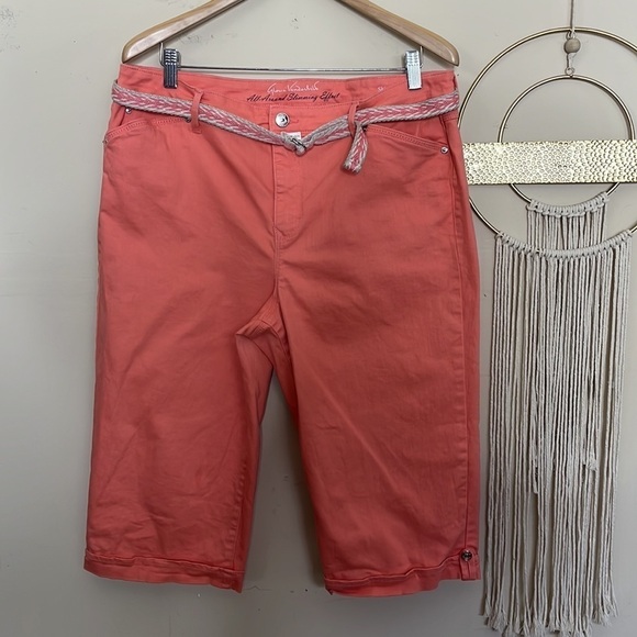 gloria vanderbilt • all around slimming effect skimmer belted capri jeans - Picture 1 of 10